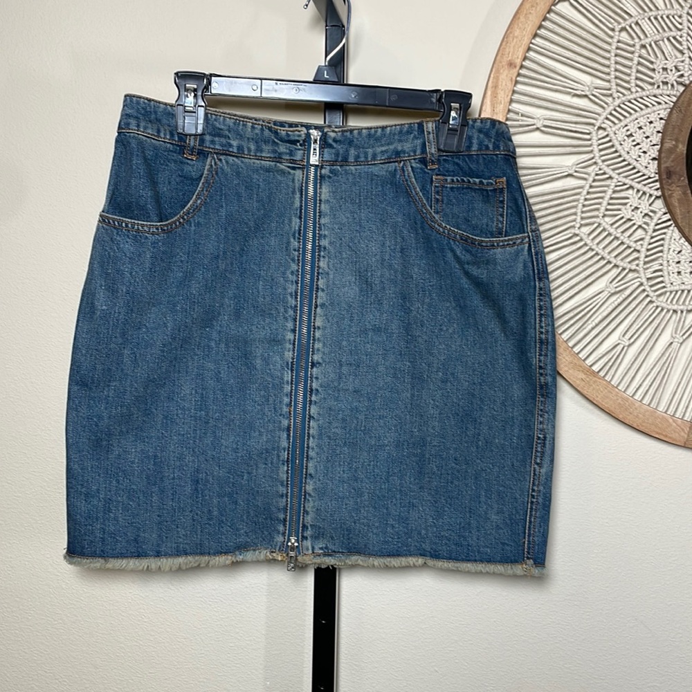 Avec Les Filles Fitted Zip- Up Denim skirt
Zips from bottom and top size 30